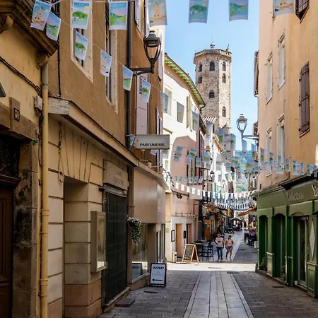 L'echappee Verte Pour Six Personnes Avec Terrasse, Place De Parking Millau